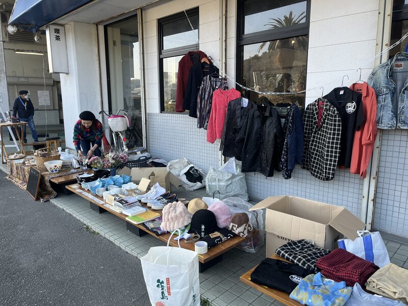 建物の軒先に並ぶ古着や雑貨