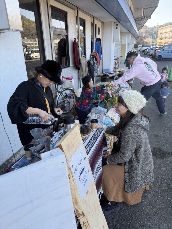 軒先の出店で交流する人たち