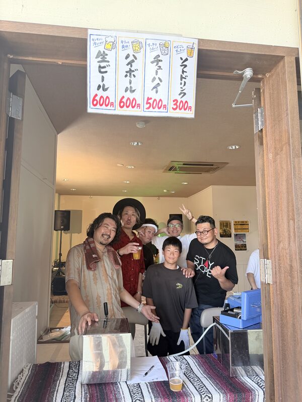 お店の窓口に集まった仲間たち