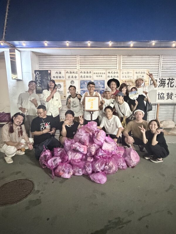 夜のイベント会場での集合写真