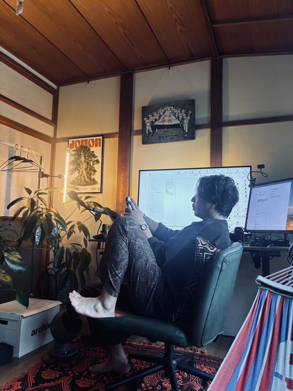 古民家の窓辺で映像を編集する様子