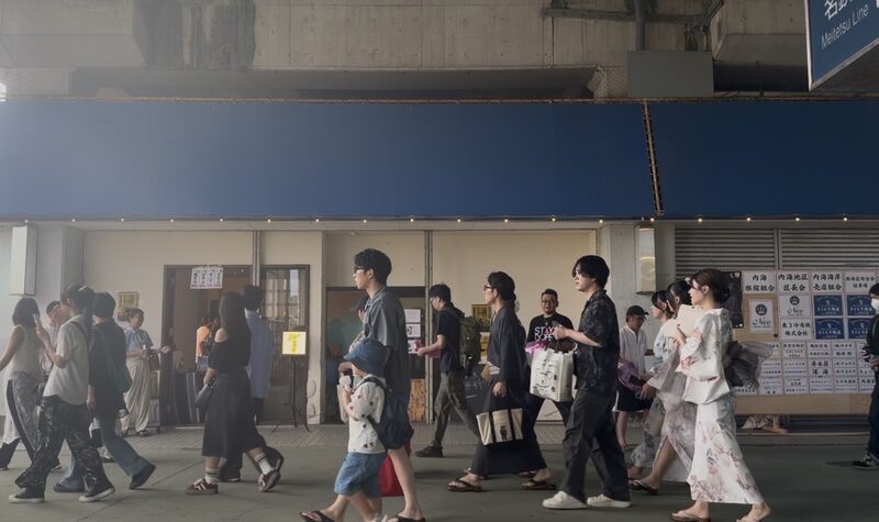 駅前のイベントで踊る人たち