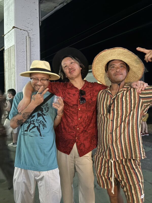 帽子をかぶった三人の仲間