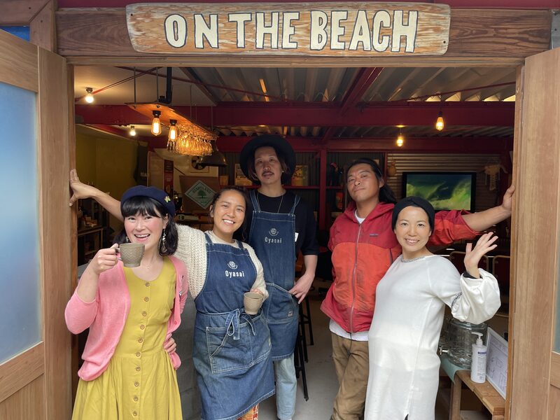 お店の入口に集まった五人の仲間