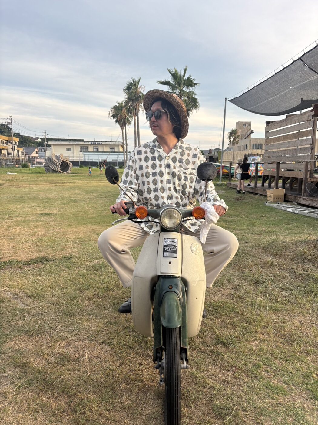 内海でバイクにまたがる杉江 SAMON 大佑